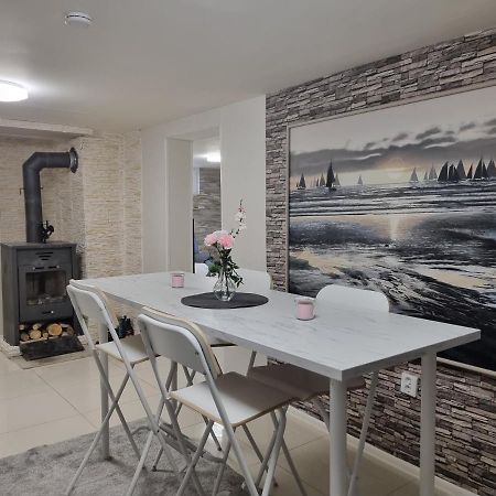 Moonlight - Trevlig Kallarlagenhet Apartment Broby ภายนอก รูปภาพ