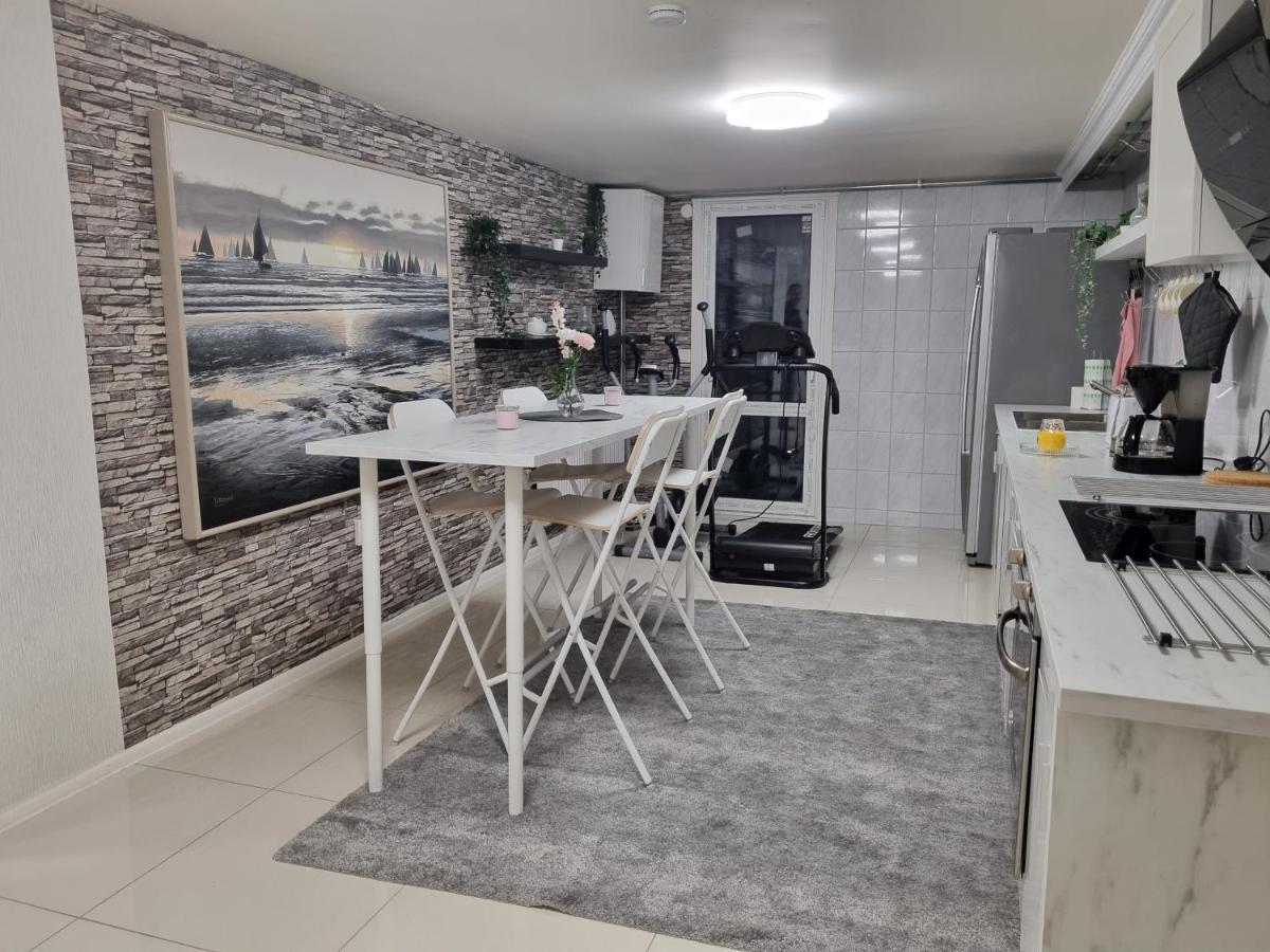 Moonlight - Trevlig Kallarlagenhet Apartment Broby ภายนอก รูปภาพ
