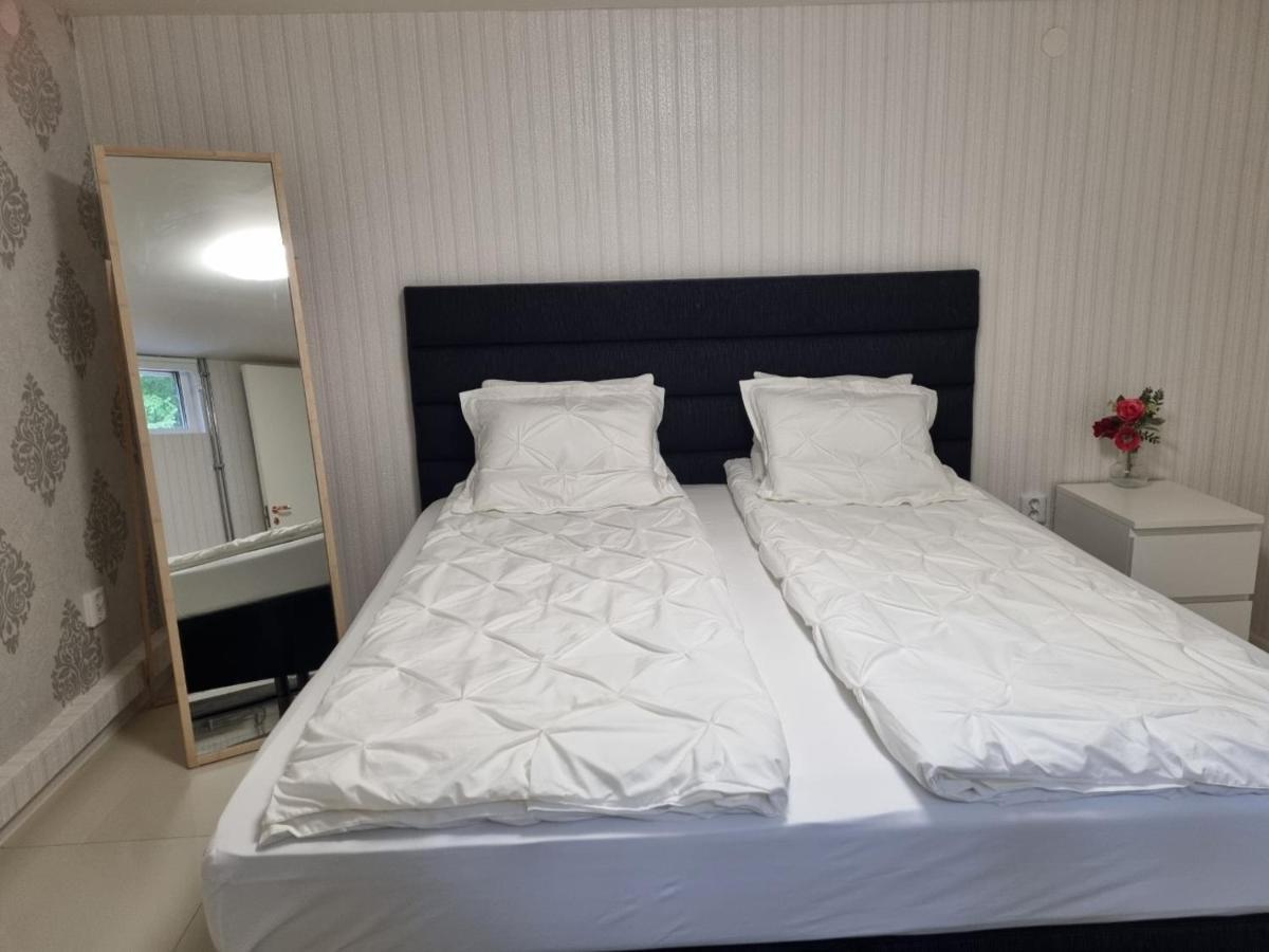 Moonlight - Trevlig Kallarlagenhet Apartment Broby ภายนอก รูปภาพ
